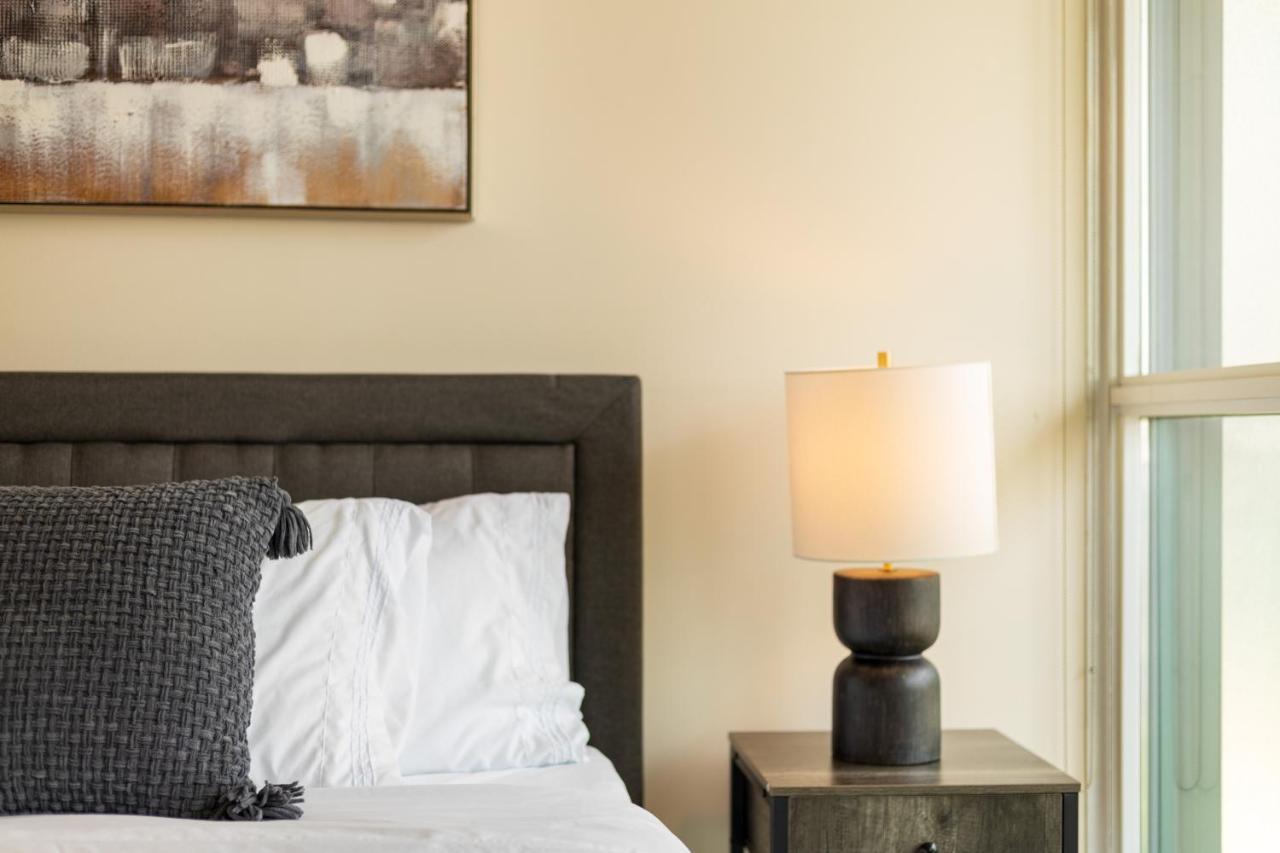 Ultra Luxurious 2.5 Bedroom 2 Full Bathroom 1 Parking Condo Near Sq1 Striking Views Mississauga Ngoại thất bức ảnh